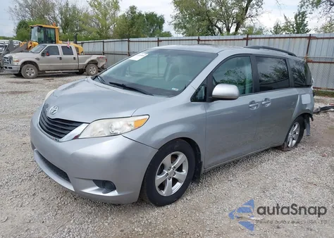 2013 Toyota Sienna Le V6 8 Passenger z USA, uszkodzony, nr VIN 5TDKK3DC5DS348078